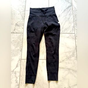 Vuori Daily Leggings Womens Black Camo 7/8 Drawstring Size M *small flaw